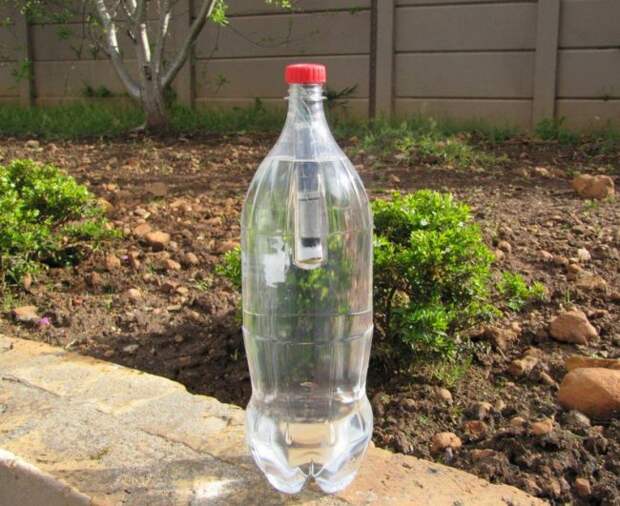 Светильник из пластиковой бутылки, работающий на солнечном свете