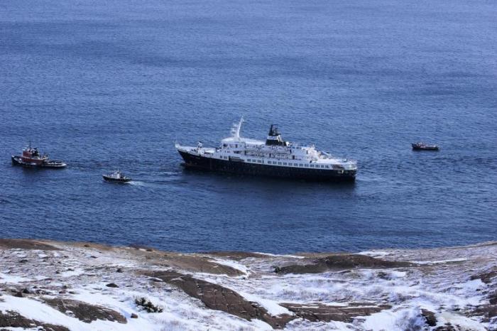 Круизный лайнер «Любовь Орлова» на буксире. | Фото: shipspotting.com.