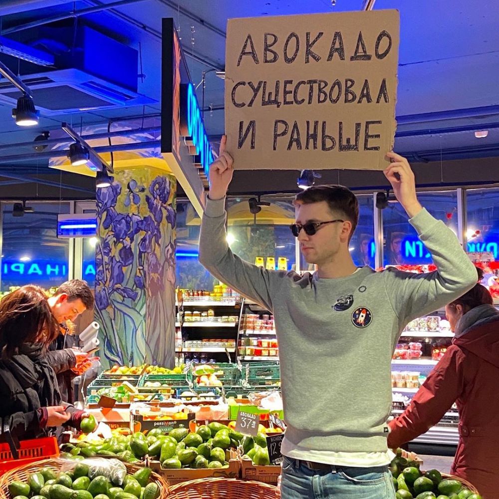 8 фото чувака, который протестует против реально важных вещей