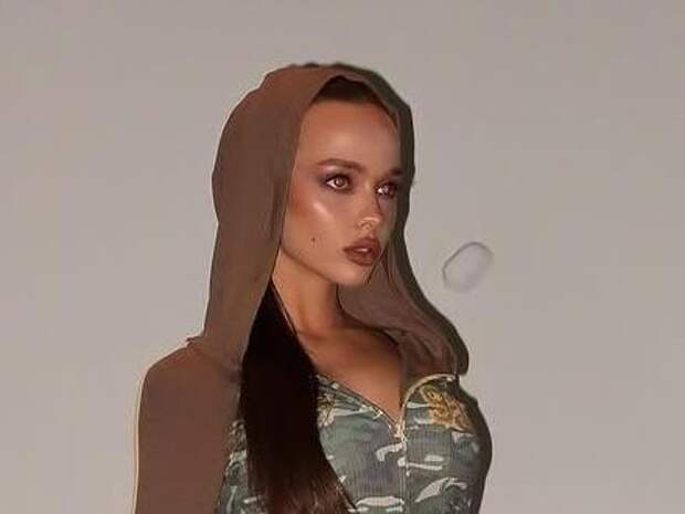 Точеный пресс, микрошорты, ботфорты до бедер и дерзкий взгляд: Валя Карнавал волнует Сеть горячими фото