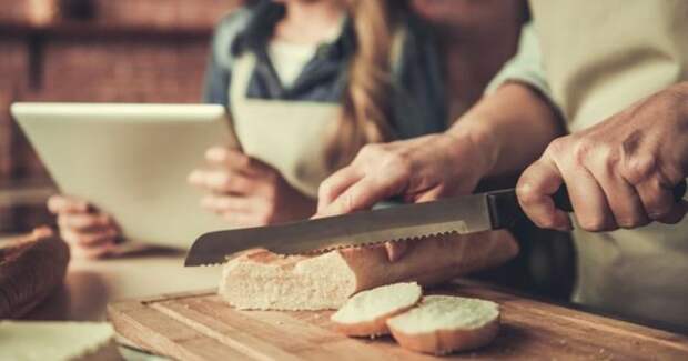 Почему в ресторанах хлеб подают бесплатно и перед другими блюдами