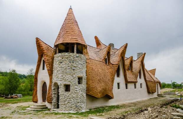 Отель, построенный из органических материалов.
