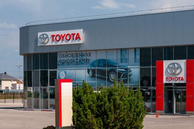 Toyota тайно собрала в ОАЭ бывших дилеров из России, чтобы "отдохнуть и посекретничать"