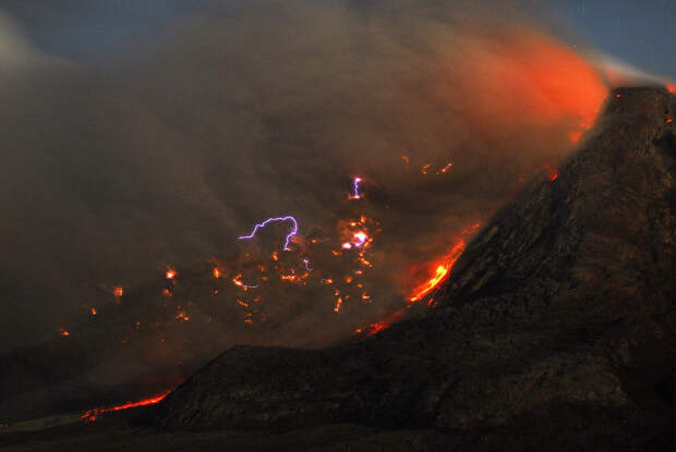 Еще одна фотография извержения вулкана Синабунг