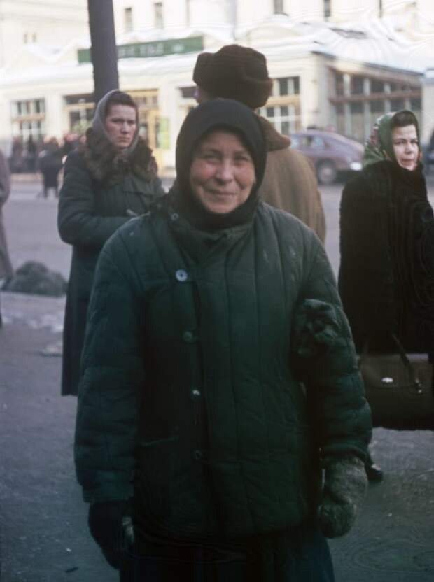 Женщина на фоне напротив дома 14 по ул. Петровка в Москве.