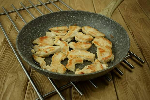 Приготовление в сметанном соусе жаркого из курицы с картошкой шаг 4
