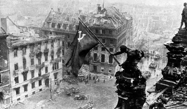 75 лет назад над Рейхстагом водрузили Знамя Победы, изображение №12
