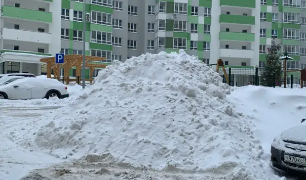 Складирование снега. Сугробы во дворе. Гора снега во дворе. Снегопад во дворе МКД. Снегопад в Ижевске.