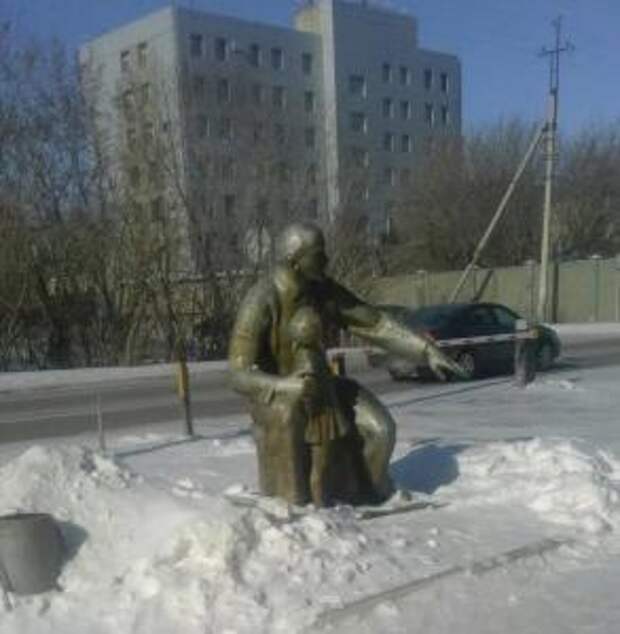 Көкшетауда түнгі клуб алдында тұрған Лениннің ескерткіші елдің қызу талқысына түсті (фото)