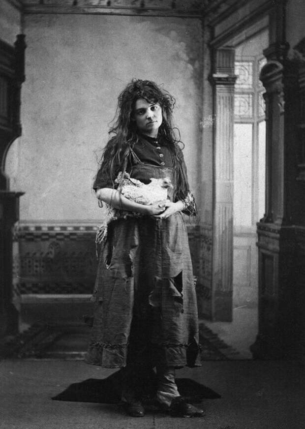 Девушка держит курицу, 1900-е