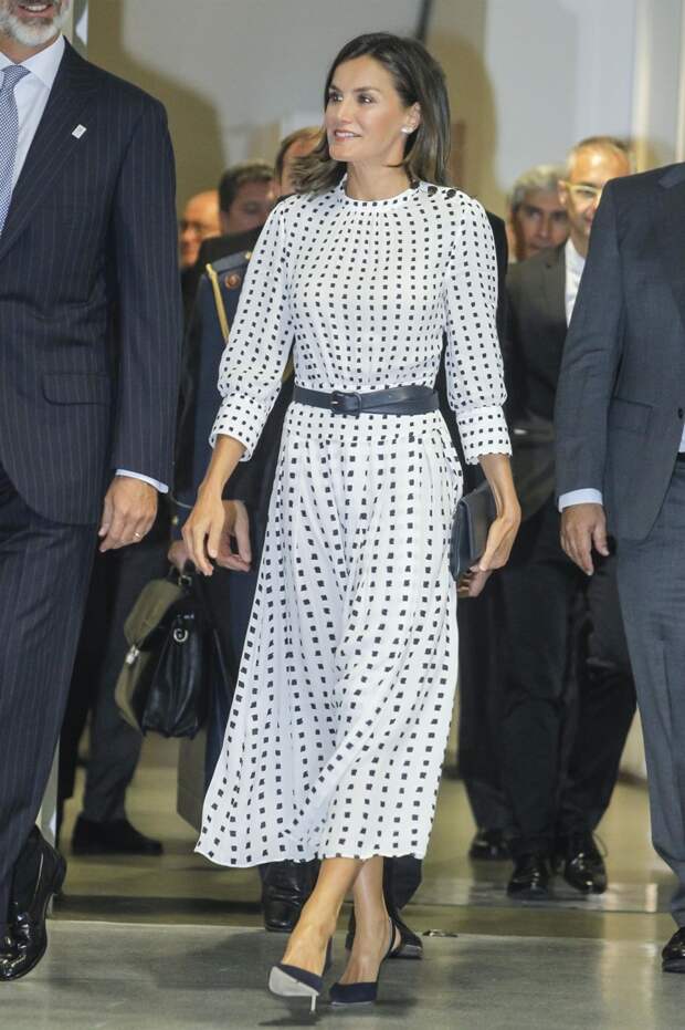 Королева Летиция появилась на публике в платье с разрезами на талии