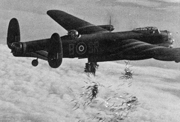 Британский тяжёлый бомбардировщик Авро «Ланкастер» сбрасывает дипольные отражатели «Виндоу» над Дуйсбургом Великая отечественая война, архивные фотографии, вторая мировая война