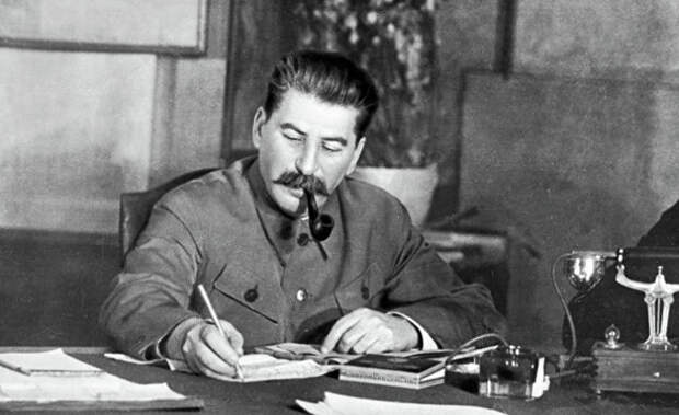 Иосиф Сталин за работой.