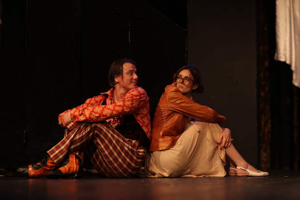 Сцена из спектакля «Старые фокусы»