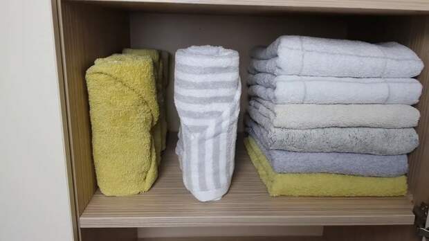 Необязательно все имеющиеся в доме полотенца складывать одним способом. Можно разделить по категориям: маленькие сворачивать в рулон, большие складывать. Или наоборот. Листайте вправо