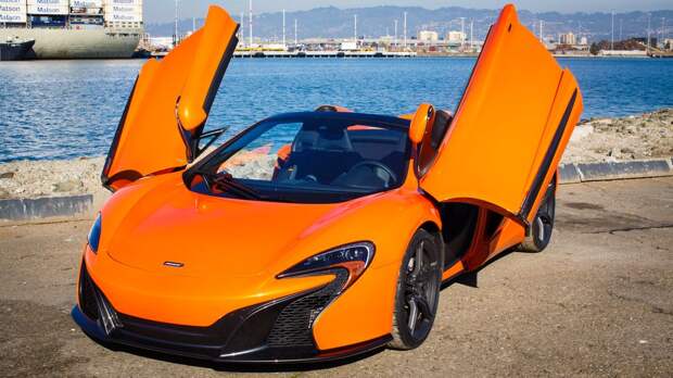 Осел чуть не съел эксклюзивный суперкар McLaren