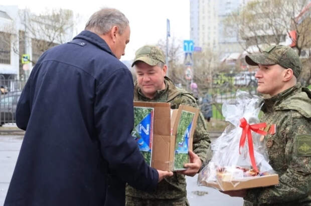 Петр Толстой: пасхальные угощения и письма доставят в зону СВО с гумгрузом
