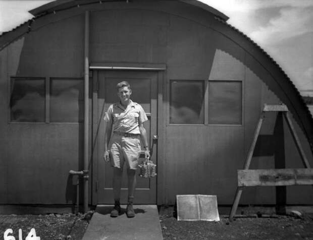 Гарольд Агню держит контейнер с плутониевым сердечником для бомбы, которая будет сброшена на Нагасаки, 1945 г. интересно, история, фото