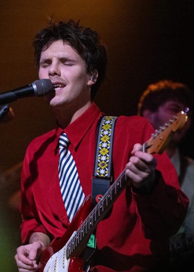 Младший сын Дэвида и Виктории Бекхэм успешно выступает с группой в Великобритании: первые кадры