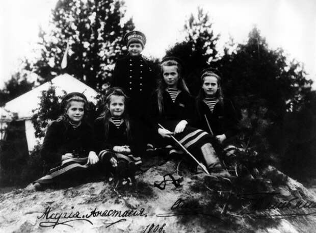 Дети Николая II (слева направо): Мария, Анастасия, Алексей, Ольга и Татьяна.