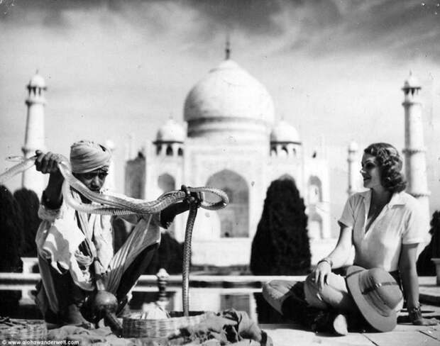В начале 1920-х годов Алоха побывала в Индии, где общалась с местными жителями и осматривала достопримечательности. автопутешествие, путешествие, ретро фото