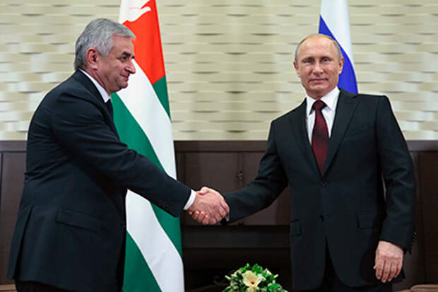 Рауль Хаджимба и Владимир Путин во время подписания договора между РФ и Абхазией