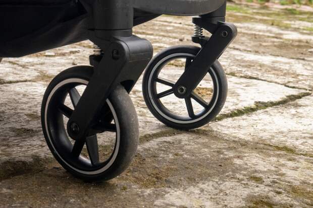 В России женщина возила по городу коляску с телом годовалой дочери и попала на видео