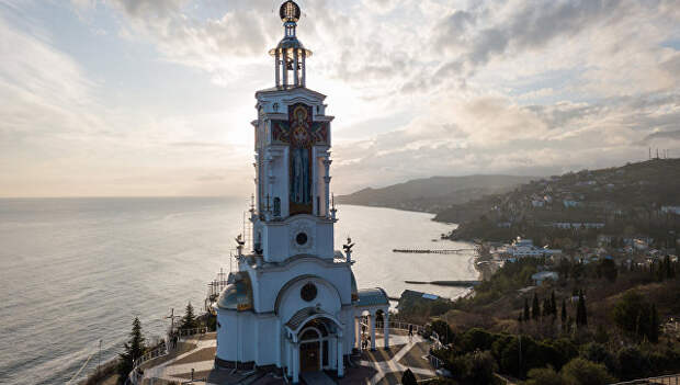 Вид на храм-маяк Святого Николая Чудотворца в селе Малореченское Судакского района Крыма. Архивное фото