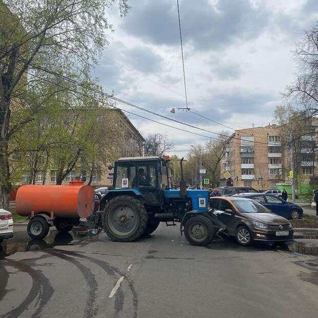 Трактор врезался в каршеринг и перекрыл дорогу на Малой Ботанической