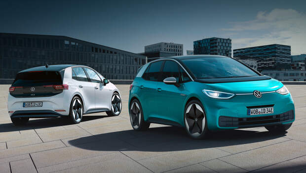 Volkswagen id 3. Пятидверка ID.3 пока получила один электромотор на 150 кВт (204 л.с., 310 Н•м) и три варианта батареи: 45 кВт•ч хватает на 330 км, 58 кВт•ч — 420 км, 77 кВт•ч — 550 км. Базовая цена составляет 30 000 евро (2,07 млн рублей), но первым выйдет приветственное издание ID.3 1ST за 40 000.