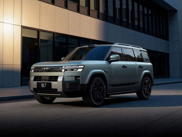 Салон премиум-класса, гибридная система на 490 л.с., полный привод — 5,78 млн рублей. В России стартовали продажи «китайского Defender» — BYD Leopard Titanium 7