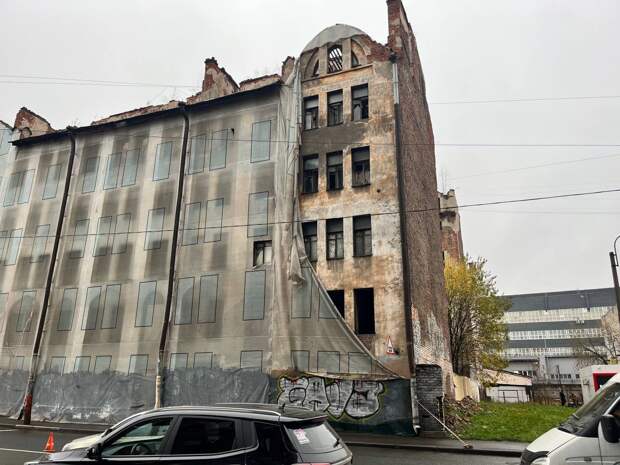 В Петербурге частично обрушилось шестиэтажное здание на улице Розенштейна