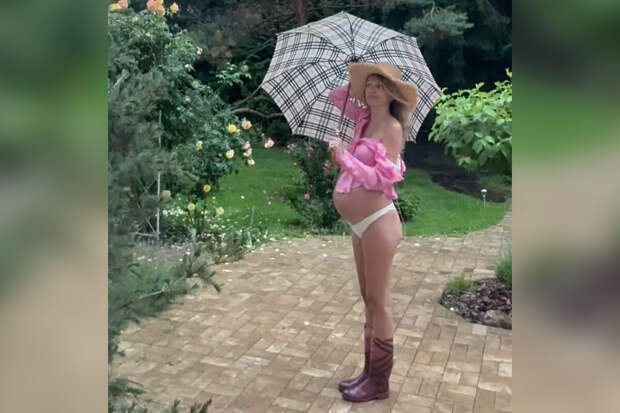 Беременная актриса Женя Малахова опубликовала кадры в купальнике