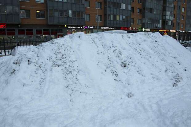 В районе метро Белорусская в Москве после снегопадов появился "царь-сугроб"