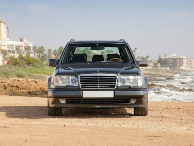 В этом универсале Mercedes-Benz E36 AMG семь посадочных мест