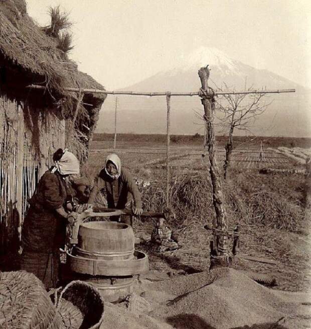 Фермер и его жена трудятся в тени горы Фудзияма, 1898 год. Фермер и его жена трудятся в тени горы Фудзияма, 1898 год.