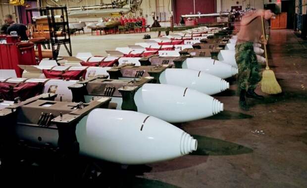 Хазин объяснил, почему в НАТО вдруг решили вывести ядерное оружие США из ЕС