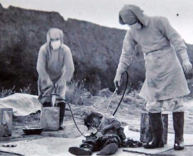 Члены японского отряда 731 * проводят испытание бактериологического оружия на китайском крестьянине . Северо - восточный Китай , 1940 г