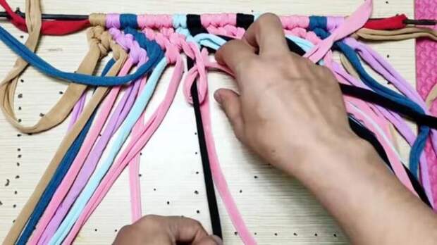 Оригинальная техника плетения. Ничего шить, вязать и клеить не придётся