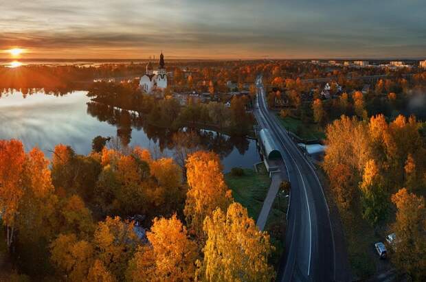 Второй по величине город России, на реке Неве.