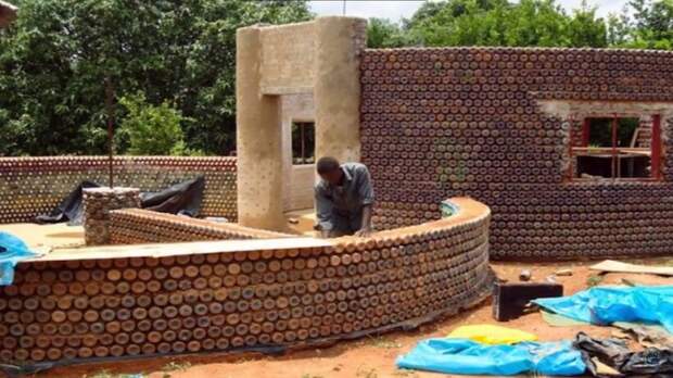 Видео: Дешево и сердито — как и почему в Нигерии строят дома из старых бутылок