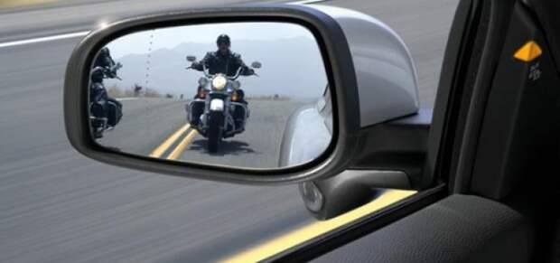 Только благодаря тому, что зеркало состоит из двух частей, можно увидеть мотоциклиста, который «спрятался» в «слепой зоне». | Фото: 130.com.ua.