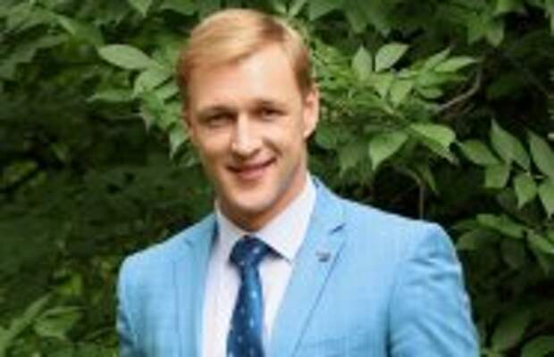 Кино: Выбирает постарше, не обращая внимания на разговоры за спиной: 2 неравных брака Алексея Красноцветова