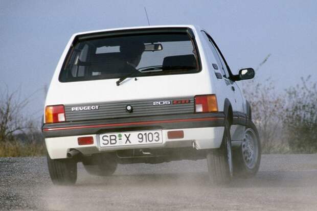С 1984 по 1987 год версия GTi оснащалась 1,6-литровым двигателем мощностью 115 л.с., который позже был заменен более мощным 1,9-литровым двигателем.  Автомобиль успешно участвовал в любительских ралли, на мировом этапе 205 участвовал с его версией Turbo 16, которая считается одной из самых успешных машин в Группе B. Серийная версия Turbo 16 создавалась в целях омологации и имела двигатель среднего турбонаддува с 200 л.с., которые в раллийной спецификации развили 350 л.с. 