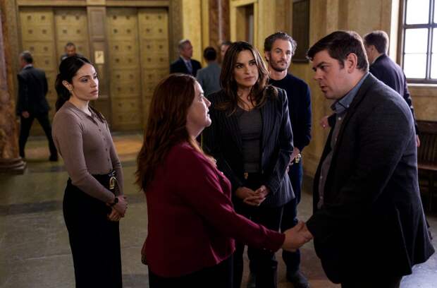 Benson and Silva observing people in court on Law & Order: SVU Season 26 Episode 14