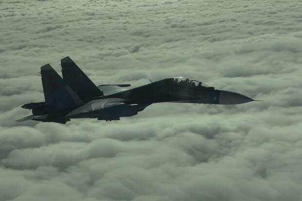 Российский Ту-160 отработал взаимодействие с белорусским Су-30СМ в небе над Беларусью. Фото: © MOD Russia/Globallookpress.