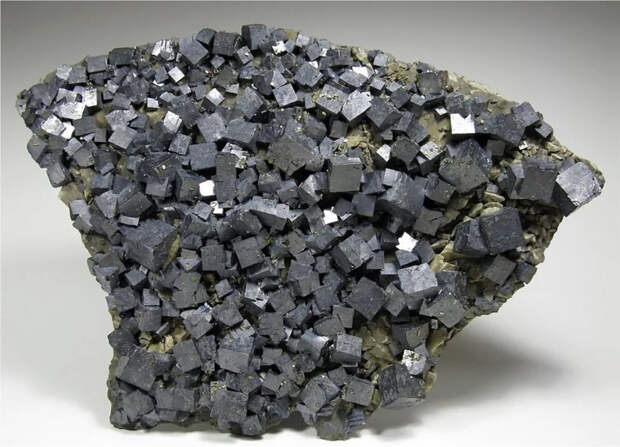 При ударе весь галенит раскрошится на вот такие маленькие кубики))