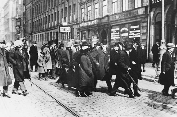 Ленин с группой русских политэмигрантов в Стокгольме в день проезда из Швейцарии в Россию. (31 марта/13 апреля 1917 г.)