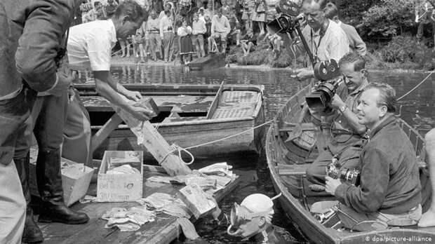 В июле 1958 года со дна озера Топлицзе подняли нацистские сокровища, спрятанные на дне нацистами. Это оказались фальшивые деньги В июле 1958 года со дна озера Топлицзе подняли нацистские сокровища, спрятанные на дне нацистами. Это оказались фальшивые деньги