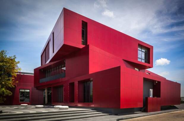 CK5 - ресторанный комплекс с интенсивным темно-красным фасадом.